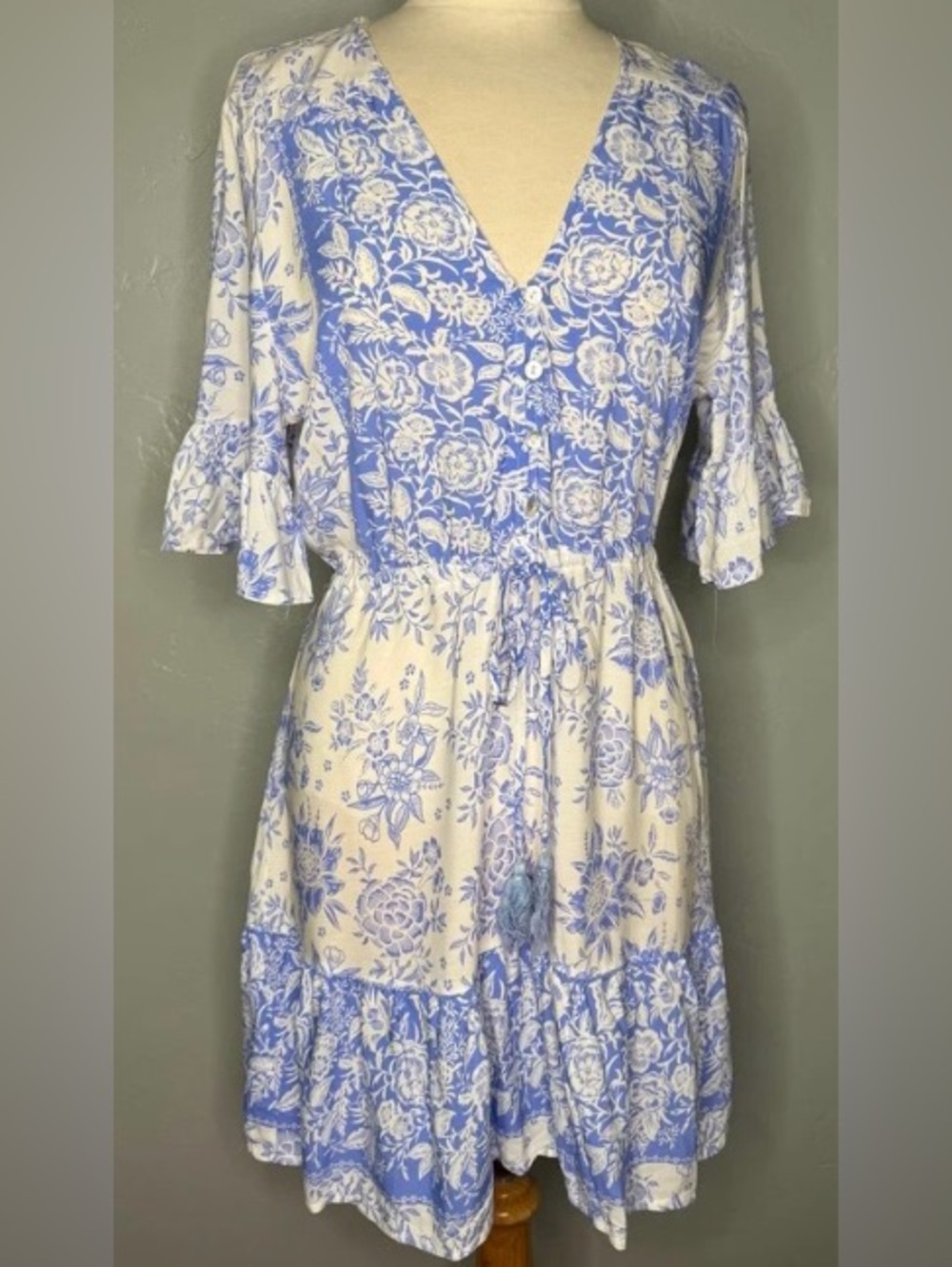 Label of Love brand white dress with a blue floral pattern size Medium
